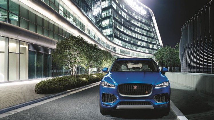 Meer dan 100 orders voor nieuwe Jaguar F-PACE. De eerste SUV van Jaguar staat op het punt van introductie en AutoVandaag maakt de eerste kilometers.