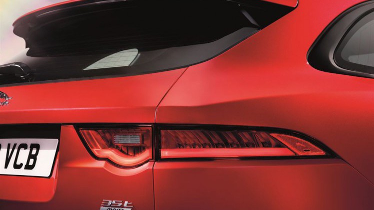 Meer dan 100 orders voor nieuwe Jaguar F-PACE. De eerste SUV van Jaguar staat op het punt van introductie en AutoVandaag maakt de eerste kilometers.