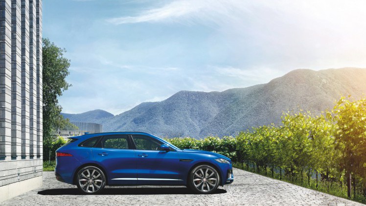 Een crossover met een body die grotendeels bestaat uit aluminium, motoren van 180 tot 380 pk en styling van een F-Type. Maak kennis met de Jaguar F-Pace.
