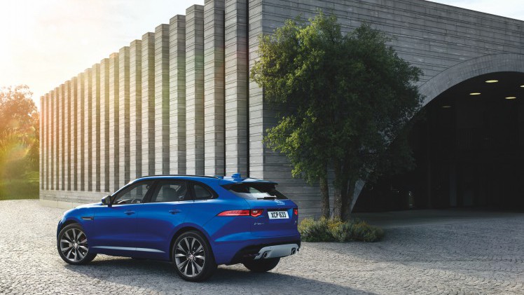 Een crossover met een body die grotendeels bestaat uit aluminium, motoren van 180 tot 380 pk en styling van een F-Type. Maak kennis met de Jaguar F-Pace.