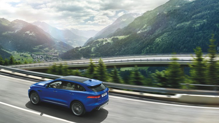 Een crossover met een body die grotendeels bestaat uit aluminium, motoren van 180 tot 380 pk en styling van een F-Type. Maak kennis met de Jaguar F-Pace.