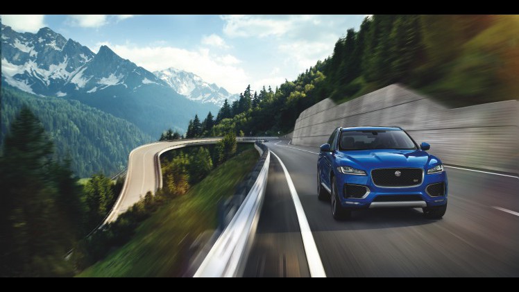 Een crossover met een body die grotendeels bestaat uit aluminium, motoren van 180 tot 380 pk en styling van een F-Type. Maak kennis met de Jaguar F-Pace.