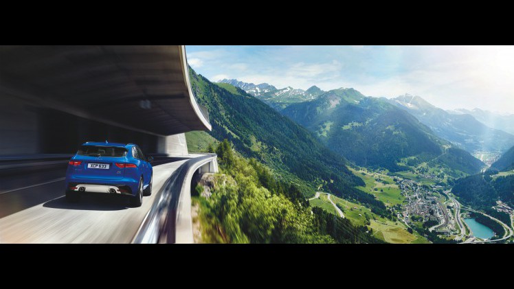 Een crossover met een body die grotendeels bestaat uit aluminium, motoren van 180 tot 380 pk en styling van een F-Type. Maak kennis met de Jaguar F-Pace.