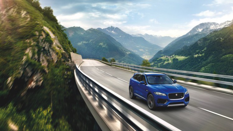 Een crossover met een body die grotendeels bestaat uit aluminium, motoren van 180 tot 380 pk en styling van een F-Type. Maak kennis met de Jaguar F-Pace.