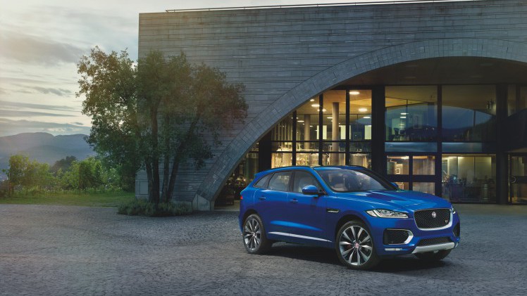 Een crossover met een body die grotendeels bestaat uit aluminium, motoren van 180 tot 380 pk en styling van een F-Type. Maak kennis met de Jaguar F-Pace.