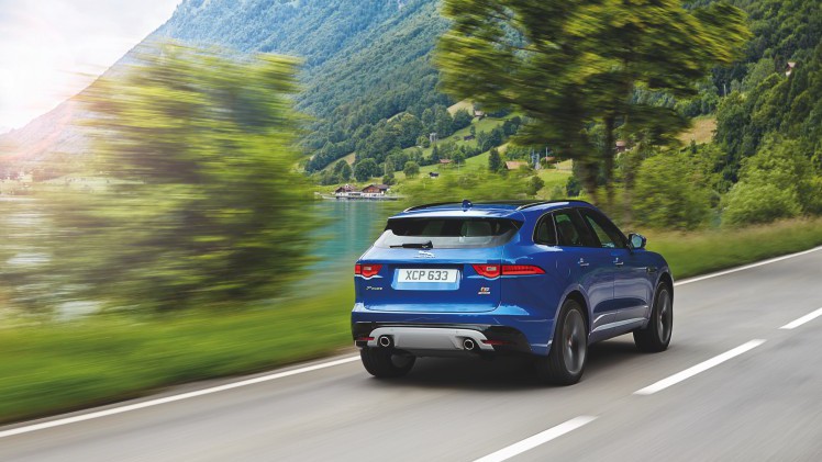 Een crossover met een body die grotendeels bestaat uit aluminium, motoren van 180 tot 380 pk en styling van een F-Type. Maak kennis met de Jaguar F-Pace.