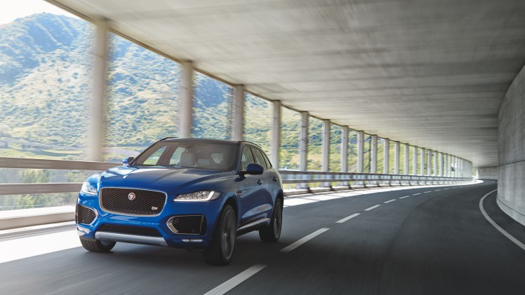 Een crossover met een body die grotendeels bestaat uit aluminium, motoren van 180 tot 380 pk en styling van een F-Type. Maak kennis met de Jaguar F-Pace.