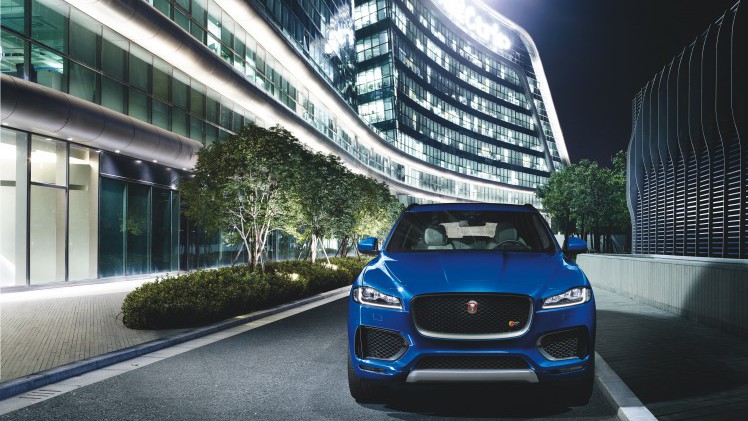 Een crossover met een body die grotendeels bestaat uit aluminium, motoren van 180 tot 380 pk en styling van een F-Type. Maak kennis met de Jaguar F-Pace.