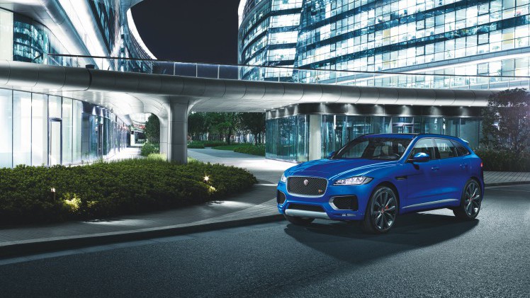 Een crossover met een body die grotendeels bestaat uit aluminium, motoren van 180 tot 380 pk en styling van een F-Type. Maak kennis met de Jaguar F-Pace.