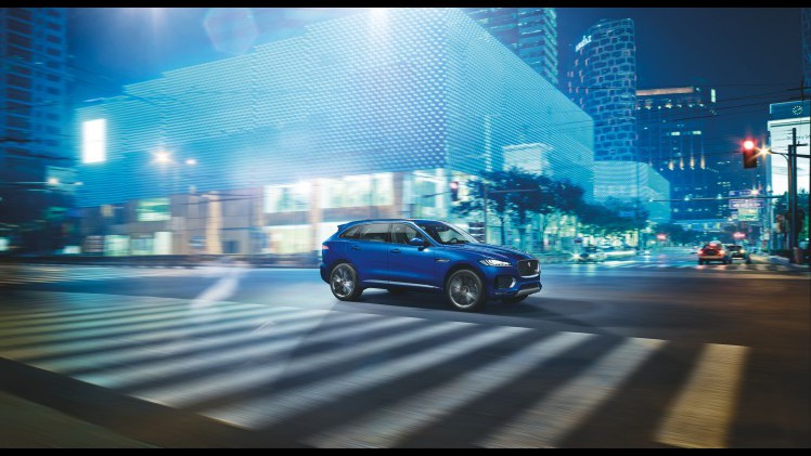 Een crossover met een body die grotendeels bestaat uit aluminium, motoren van 180 tot 380 pk en styling van een F-Type. Maak kennis met de Jaguar F-Pace.