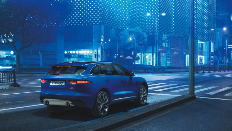 Een crossover met een body die grotendeels bestaat uit aluminium, motoren van 180 tot 380 pk en styling van een F-Type. Maak kennis met de Jaguar F-Pace.