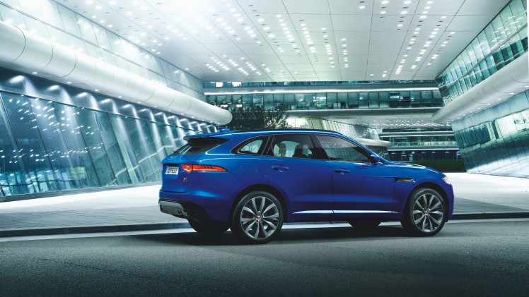 Een crossover met een body die grotendeels bestaat uit aluminium, motoren van 180 tot 380 pk en styling van een F-Type. Maak kennis met de Jaguar F-Pace.