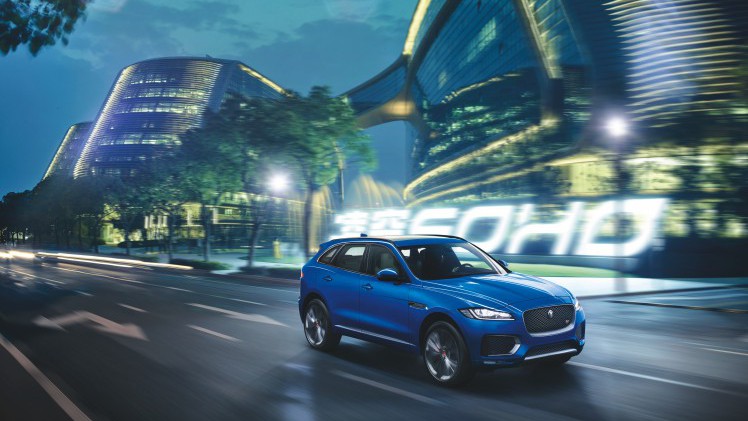 Een crossover met een body die grotendeels bestaat uit aluminium, motoren van 180 tot 380 pk en styling van een F-Type. Maak kennis met de Jaguar F-Pace.