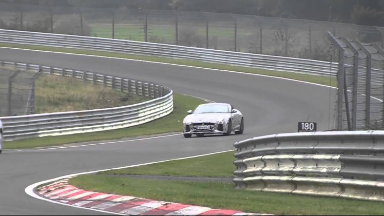 Jaguar F-TYPE komt ook als SVR, met minimaal 600 pk. Het prototype maakt de eerste kilometers in deze spy video.