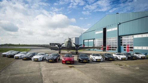 Jaguar F-Type Coup nu leverbaar bij de dealer. Robert Doornbos zet de introductie van de F-Type kracht bij.