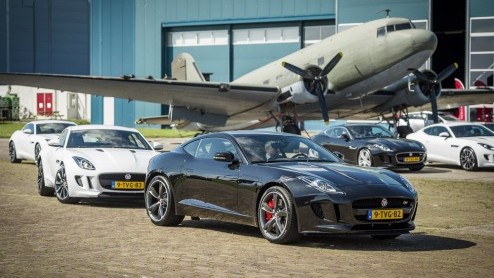 Jaguar F-Type Coup nu leverbaar bij de dealer. Robert Doornbos zet de introductie van de F-Type kracht bij.
