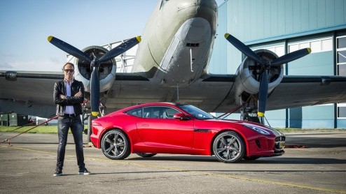 Jaguar F-Type Coup nu leverbaar bij de dealer. Robert Doornbos zet de introductie van de F-Type kracht bij.