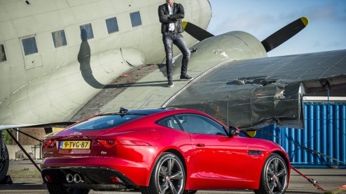 Jaguar F-Type Coup nu leverbaar bij de dealer. Robert Doornbos zet de introductie van de F-Type kracht bij.