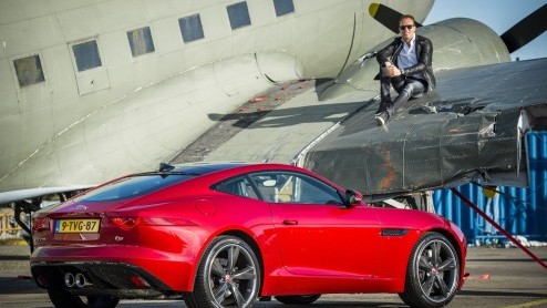 Jaguar F-Type Coup nu leverbaar bij de dealer. Robert Doornbos zet de introductie van de F-Type kracht bij.
