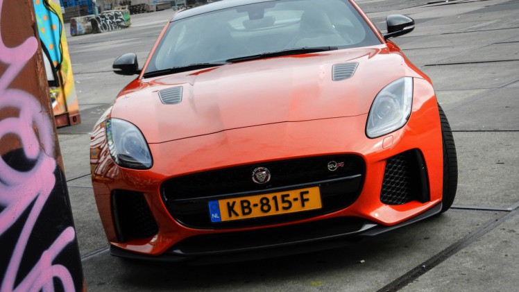 In de nieuwe SVR-uitvoering levert de Jaguar F-Type prestaties van supercarniveau. Wint hij ook de strijd met die wagens? AutoVandaag zocht het uit bij een rijtest.
