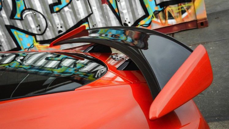 In de nieuwe SVR-uitvoering levert de Jaguar F-Type prestaties van supercarniveau. Wint hij ook de strijd met die wagens? AutoVandaag zocht het uit bij een rijtest.