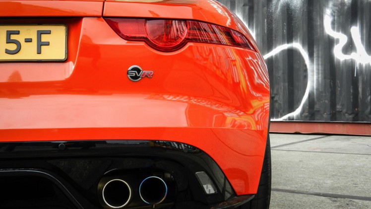 In de nieuwe SVR-uitvoering levert de Jaguar F-Type prestaties van supercarniveau. Wint hij ook de strijd met die wagens? AutoVandaag zocht het uit bij een rijtest.