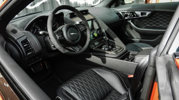 In de nieuwe SVR-uitvoering levert de Jaguar F-Type prestaties van supercarniveau. Wint hij ook de strijd met die wagens? AutoVandaag zocht het uit bij een rijtest.