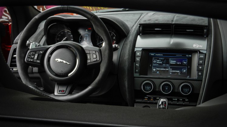In de nieuwe SVR-uitvoering levert de Jaguar F-Type prestaties van supercarniveau. Wint hij ook de strijd met die wagens? AutoVandaag zocht het uit bij een rijtest.