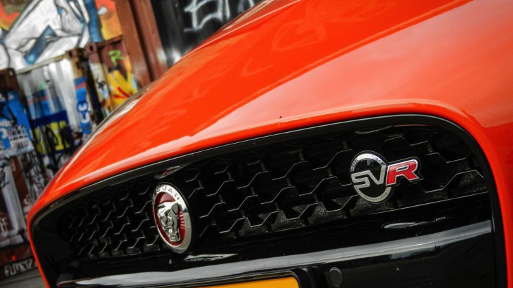 In de nieuwe SVR-uitvoering levert de Jaguar F-Type prestaties van supercarniveau. Wint hij ook de strijd met die wagens? AutoVandaag zocht het uit bij een rijtest.