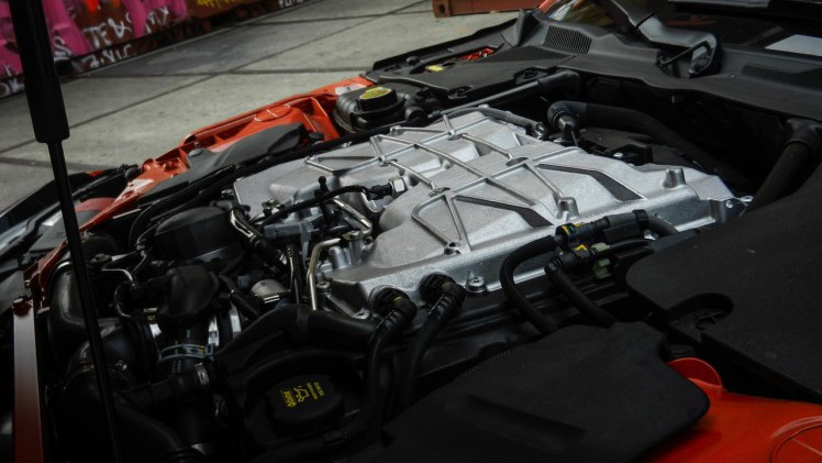 In de nieuwe SVR-uitvoering levert de Jaguar F-Type prestaties van supercarniveau. Wint hij ook de strijd met die wagens? AutoVandaag zocht het uit bij een rijtest.