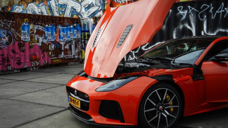 In de nieuwe SVR-uitvoering levert de Jaguar F-Type prestaties van supercarniveau. Wint hij ook de strijd met die wagens? AutoVandaag zocht het uit bij een rijtest.