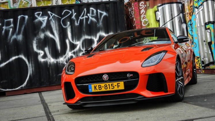 In de nieuwe SVR-uitvoering levert de Jaguar F-Type prestaties van supercarniveau. Wint hij ook de strijd met die wagens? AutoVandaag zocht het uit bij een rijtest.