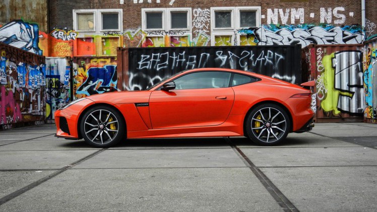 In de nieuwe SVR-uitvoering levert de Jaguar F-Type prestaties van supercarniveau. Wint hij ook de strijd met die wagens? AutoVandaag zocht het uit bij een rijtest.
