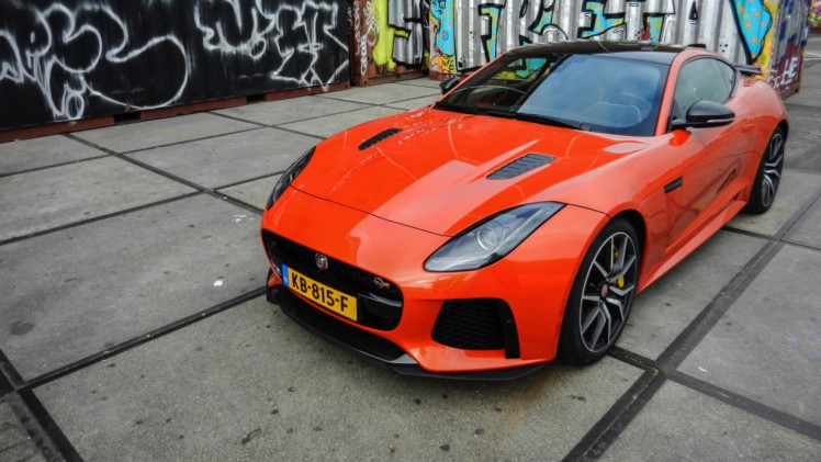 In de nieuwe SVR-uitvoering levert de Jaguar F-Type prestaties van supercarniveau. Wint hij ook de strijd met die wagens? AutoVandaag zocht het uit bij een rijtest.