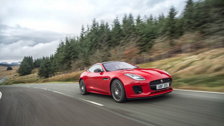 De Jaguar F-Type krijgt een nieuwe instapversie, die het moet doen met slechts vier cilinders. Met een vermogen van 300 pk is dat echter zeker geen behelpen. De vanafprijs zakt er ook iets door.