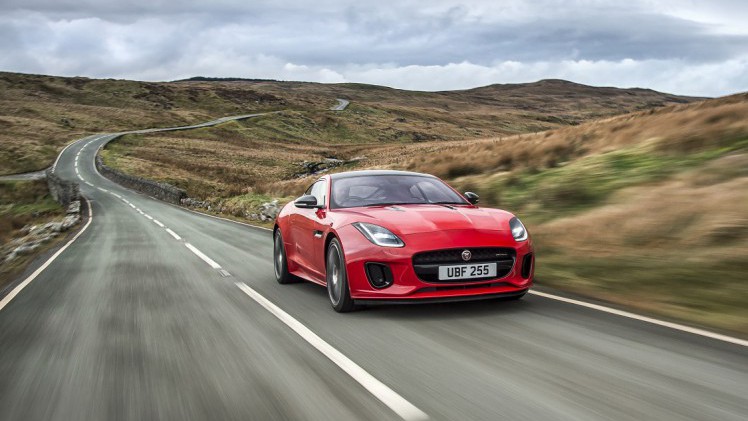 De Jaguar F-Type krijgt een nieuwe instapversie, die het moet doen met slechts vier cilinders. Met een vermogen van 300 pk is dat echter zeker geen behelpen. De vanafprijs zakt er ook iets door.