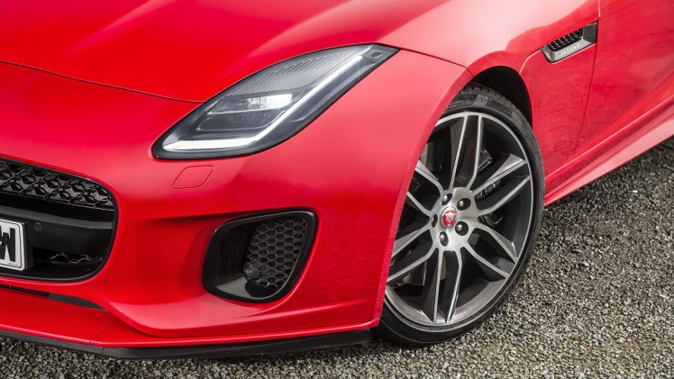 De Jaguar F-Type krijgt een nieuwe instapversie, die het moet doen met slechts vier cilinders. Met een vermogen van 300 pk is dat echter zeker geen behelpen. De vanafprijs zakt er ook iets door.