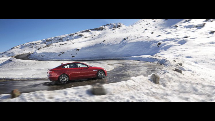 Jaguar introduceert modeljaar 2017 voor de Jaguar XE met verbeterde infotainment, nieuwe veiligheidssystemen en vierwielaandrijving.