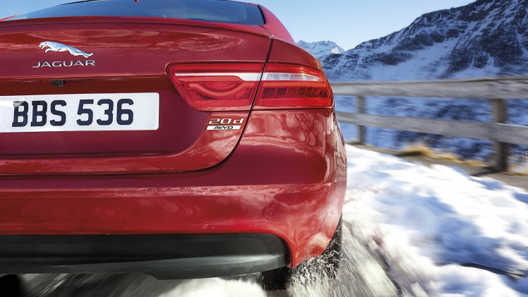 Jaguar introduceert modeljaar 2017 voor de Jaguar XE met verbeterde infotainment, nieuwe veiligheidssystemen en vierwielaandrijving.