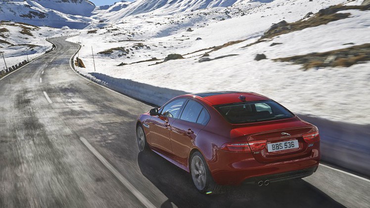 Jaguar introduceert modeljaar 2017 voor de Jaguar XE met verbeterde infotainment, nieuwe veiligheidssystemen en vierwielaandrijving.