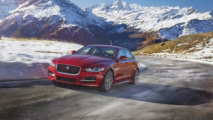 Jaguar introduceert modeljaar 2017 voor de Jaguar XE met verbeterde infotainment, nieuwe veiligheidssystemen en vierwielaandrijving.