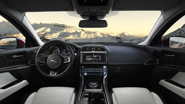 Jaguar introduceert modeljaar 2017 voor de Jaguar XE met verbeterde infotainment, nieuwe veiligheidssystemen en vierwielaandrijving.