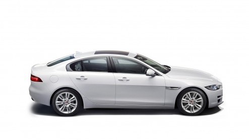 Jaguar heeft alle registers open getrokken om de XE wereldkundig te maken. Morgen schittert de sedan op de Parijse beursvloer en vandaag maakt de fabrikant alvast alle details bekend van motoren.
