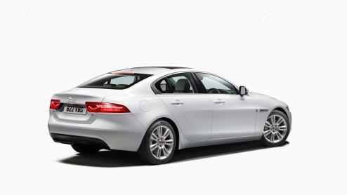 Jaguar heeft alle registers open getrokken om de XE wereldkundig te maken. Morgen schittert de sedan op de Parijse beursvloer en vandaag maakt de fabrikant alvast alle details bekend van motoren.
