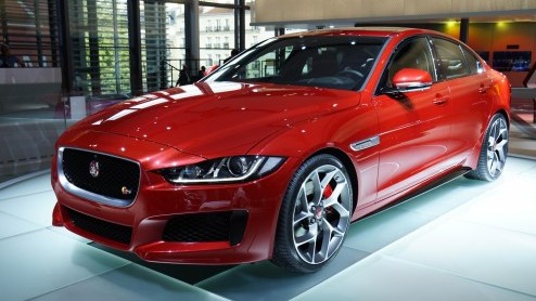 Jaguar heeft alle registers open getrokken om de XE wereldkundig te maken. Morgen schittert de sedan op de Parijse beursvloer en vandaag maakt de fabrikant alvast alle details bekend van motoren.
