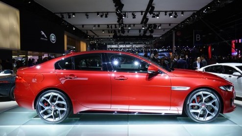 Jaguar heeft alle registers open getrokken om de XE wereldkundig te maken. Morgen schittert de sedan op de Parijse beursvloer en vandaag maakt de fabrikant alvast alle details bekend van motoren.