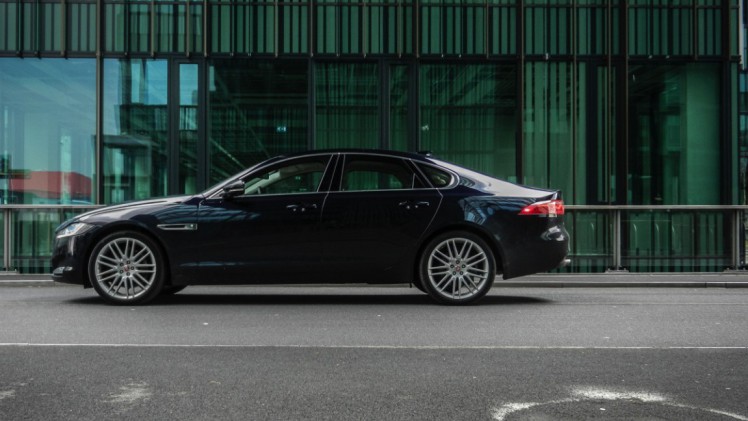 Autotest Jaguar XF 25t Portfolio in Nederland. AutoVandaag rijdt met de nieuwe XF sportsedan, uitgerust met de 2.0 liter turbobenzinemotor. Is dat op niveau instappen?