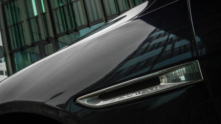 Autotest Jaguar XF 25t Portfolio in Nederland. AutoVandaag rijdt met de nieuwe XF sportsedan, uitgerust met de 2.0 liter turbobenzinemotor. Is dat op niveau instappen?