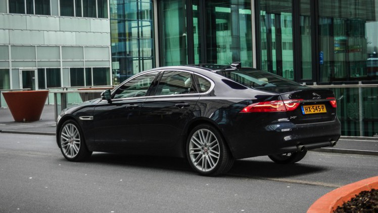 Autotest Jaguar XF 25t Portfolio in Nederland. AutoVandaag rijdt met de nieuwe XF sportsedan, uitgerust met de 2.0 liter turbobenzinemotor. Is dat op niveau instappen?