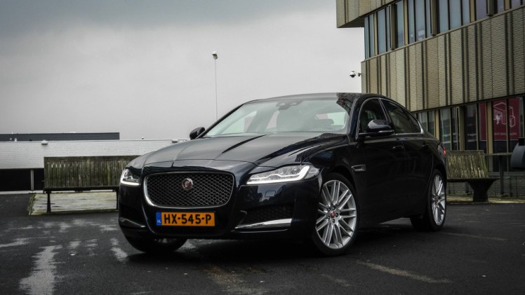 Autotest Jaguar XF 25t Portfolio in Nederland. AutoVandaag rijdt met de nieuwe XF sportsedan, uitgerust met de 2.0 liter turbobenzinemotor. Is dat op niveau instappen?
